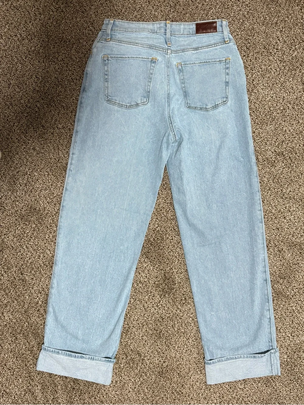 Hollister Ultra High-Rise Dad Jean Light Wash Cuffed Ankle - Picture 4 of 9